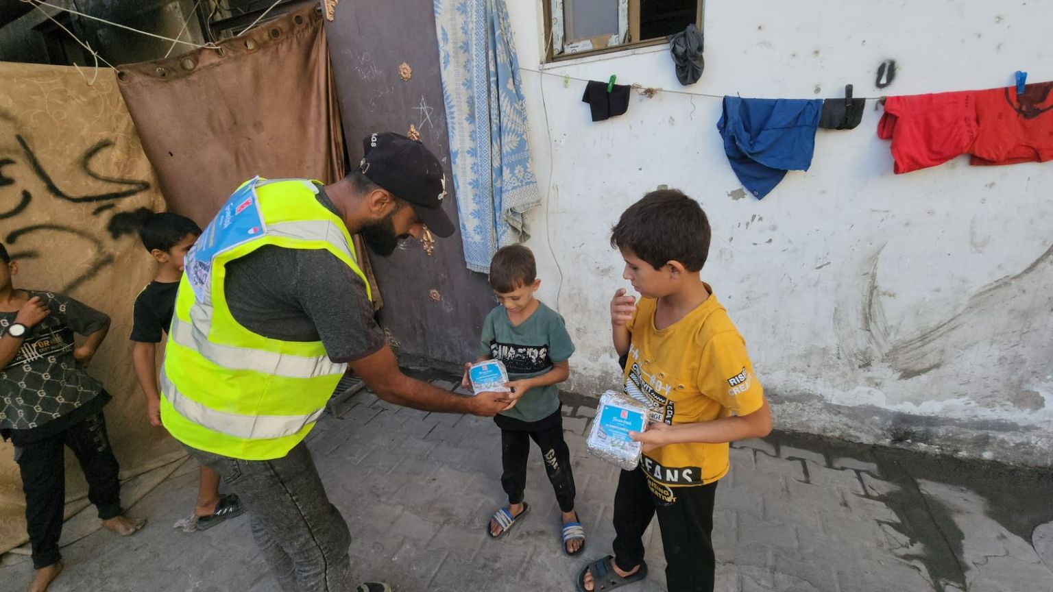 Peduli Palestina, PT KLS Berikan Bantuan untuk Warga Jalur Gaza