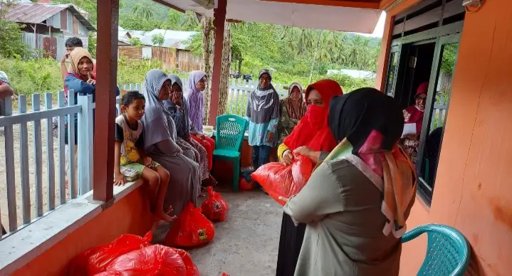 Jumat Berkah, Sulianti Salurkan Sembako di Tanjung Bunga