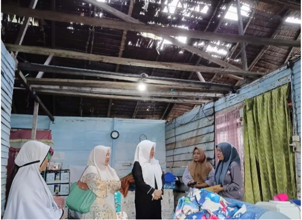 Berita Keluarga Murad Bantu Renovasi Rumah Warga Tak Layak Huni di Luwuk